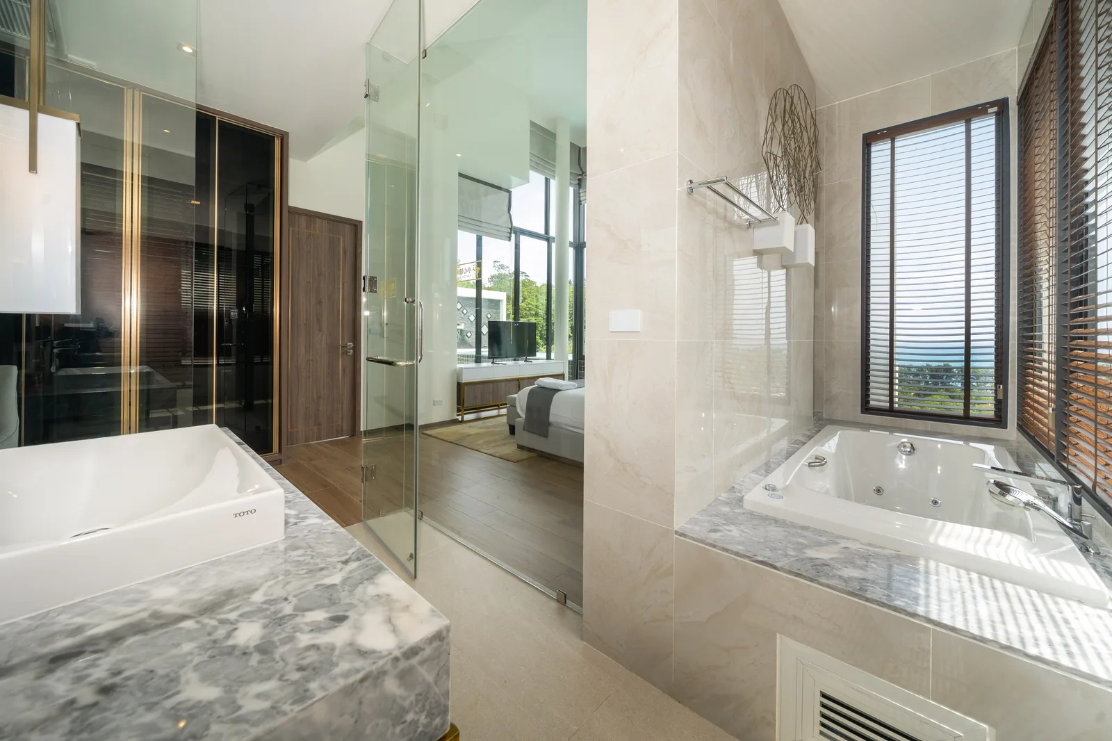 4-bedroom condo, 295 sqm