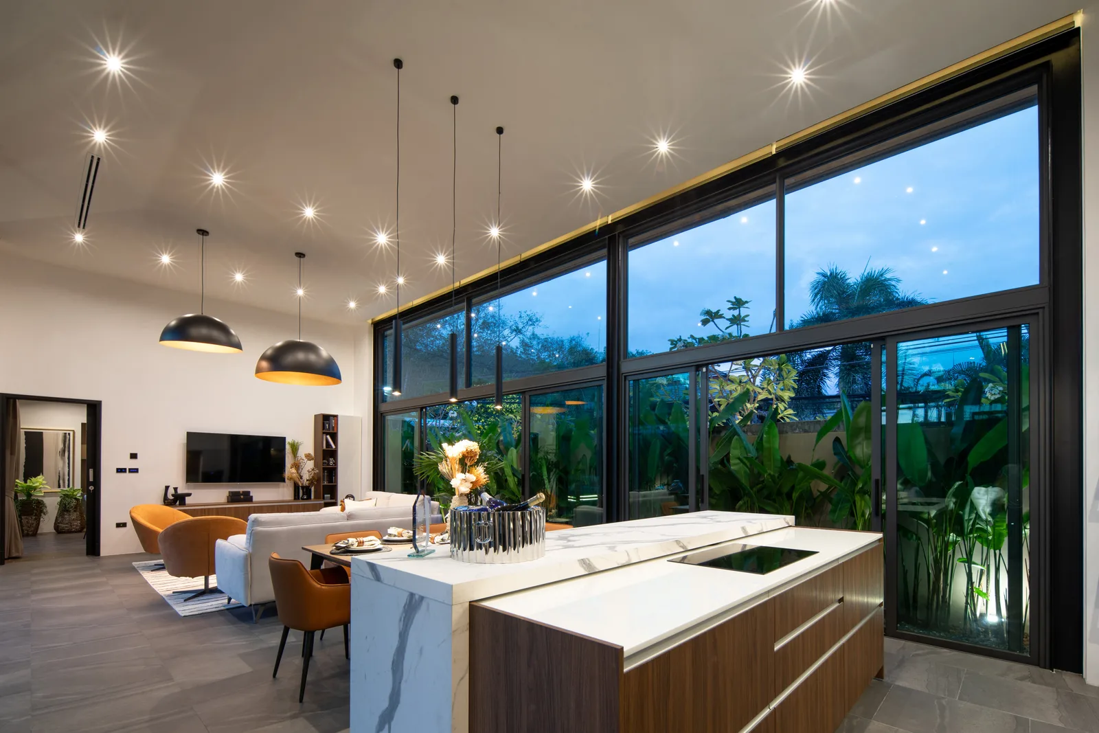 4-bedroom condo, 376 sqm