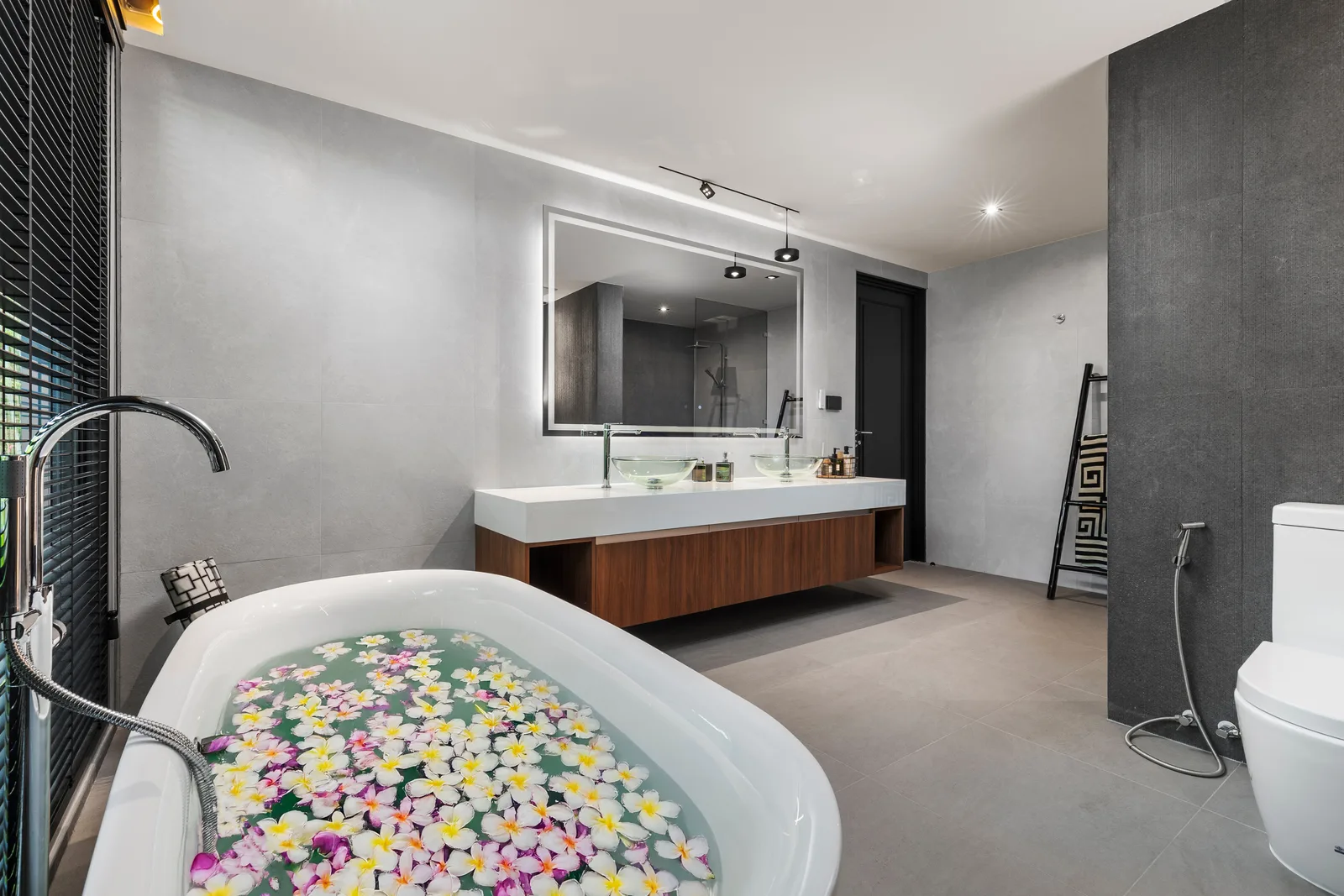 4-bedroom condo, 376 sqm