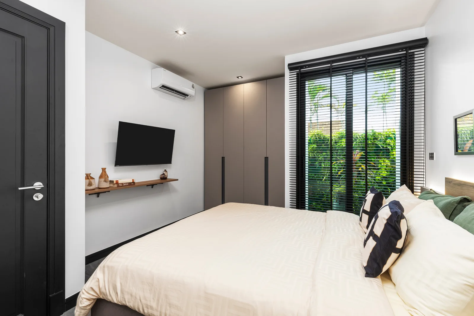 4-bedroom condo, 376 sqm